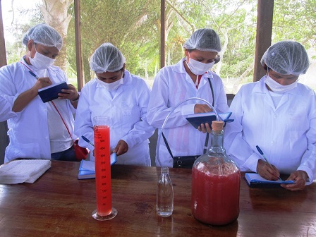 IIAP CAPACITÓ A PRODUCTORES EN ELABORACIÓN DE LICOR DE CAMU CAMU