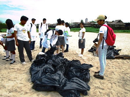 ESTUDIANTES DE IQUITOS LIMPIARON PUERTO DE MORONACOCHA
