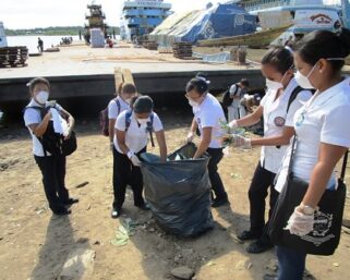 ESTUDIANTES DE IQUITOS LIMPIARON PUERTO DE MASUSA