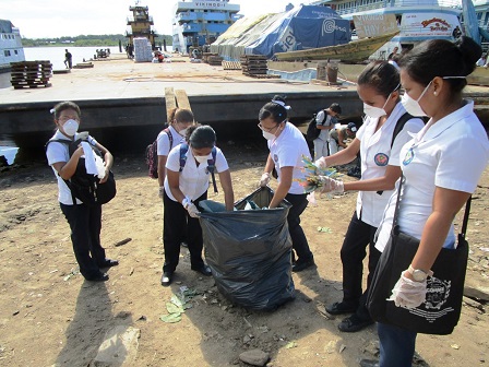 ESTUDIANTES DE IQUITOS LIMPIARON PUERTO DE MASUSA