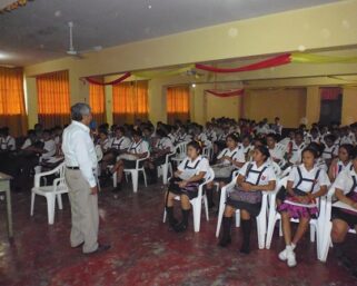 GERENTE REGIONAL DEL IIAP HUÁNUCO CAPACITÓ A MÁS DE UN CENTENAR ESTUDIANTES