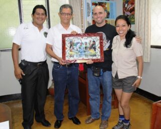 PRESIDENTE DEL IIAP RECIBE OBSEQUIO DE CREA