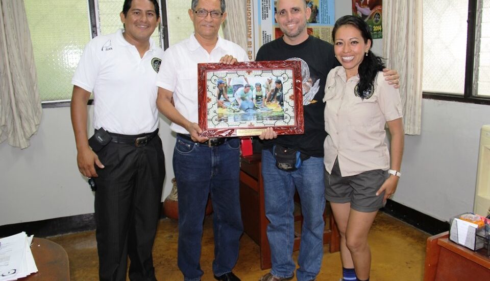 PRESIDENTE DEL IIAP RECIBE OBSEQUIO DE CREA