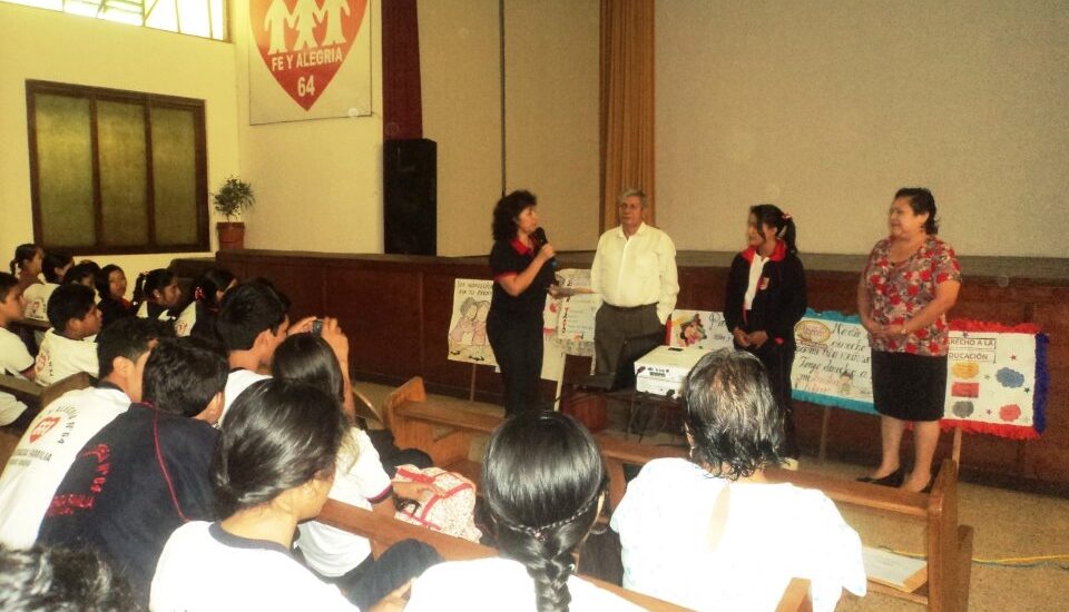 PREMIAN A ALUMNA GANADORA DE CUENTOS ECOLÓGICOS EN TINGO MARÍA